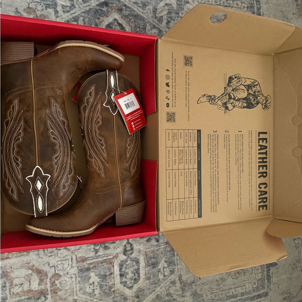 Women’s  Brand New Justin Boots Dark Brown White and Tan beautiful details